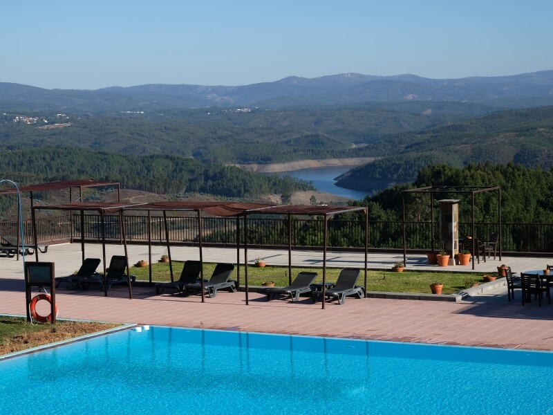 Piscina exterior do Hotel da Montanha com vista sobre a serra