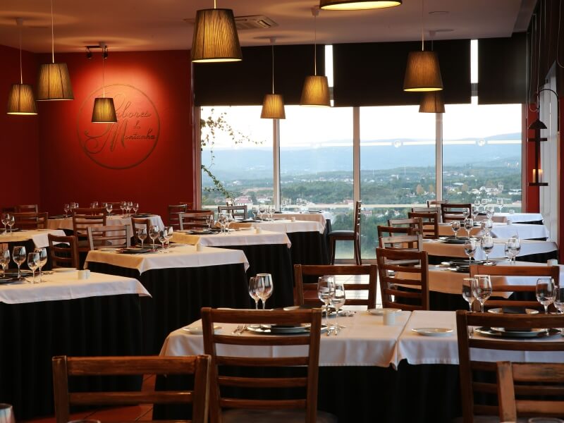 Sala do restaurante do Hotel da Montanha, com mesas postas e vista para o vale